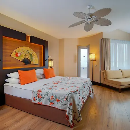 Limak Lara Deluxe & אתר נופש 5*